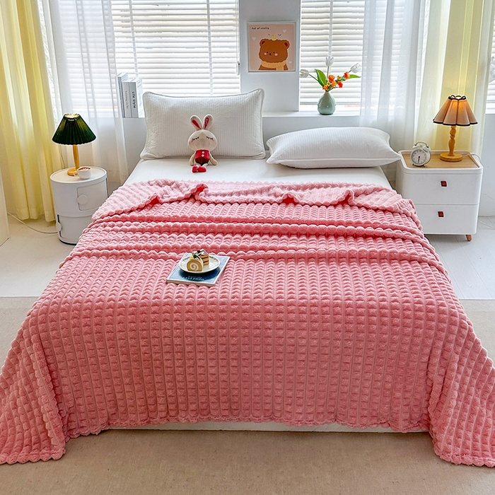 91家纺网 家纺一手货源 找家纺 栩裕纺织 2025春夏新款仿裘皮格子抽条毛毯-卷边款 玫瑰粉