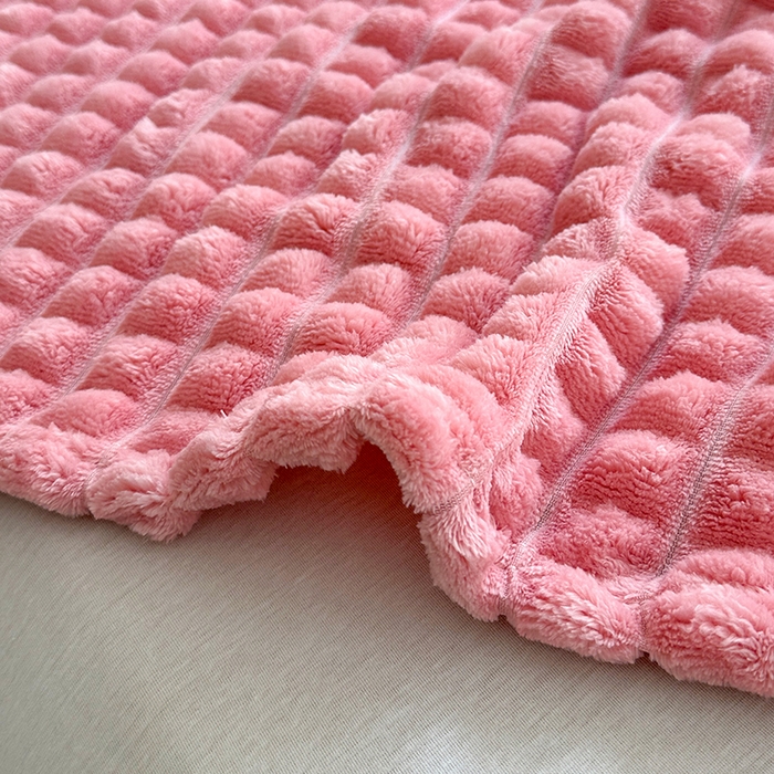 91家纺网 家纺一手货源 找家纺 栩裕纺织 2025春夏新款仿裘皮格子抽条毛毯-卷边款 玫瑰粉