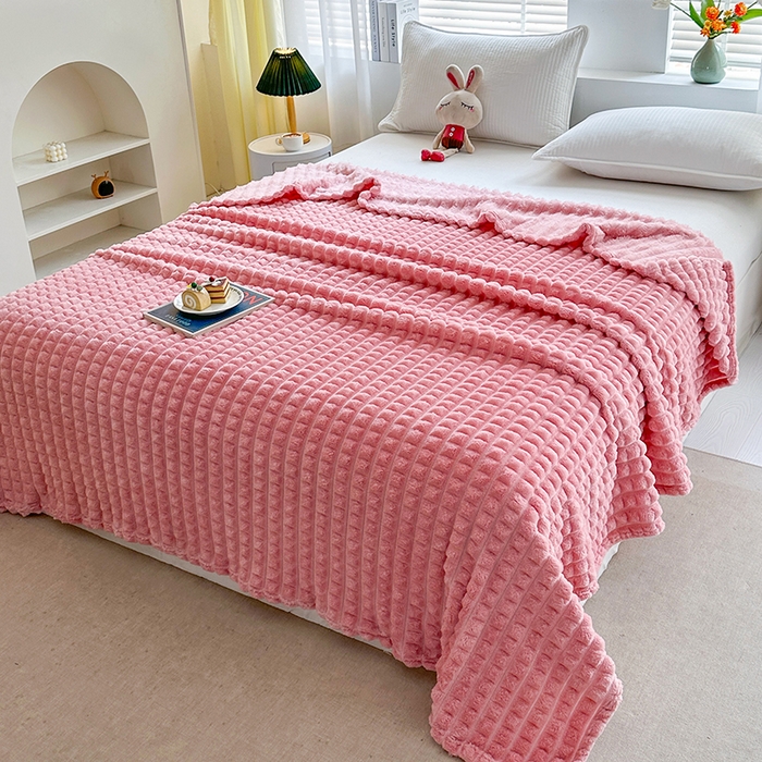 91家纺网 家纺一手货源 找家纺 栩裕纺织 2025春夏新款仿裘皮格子抽条毛毯-卷边款 玫瑰粉