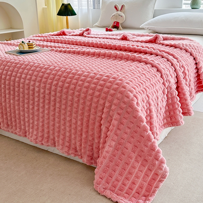 91家纺网 家纺一手货源 找家纺 栩裕纺织 2025春夏新款仿裘皮格子抽条毛毯-卷边款 玫瑰粉