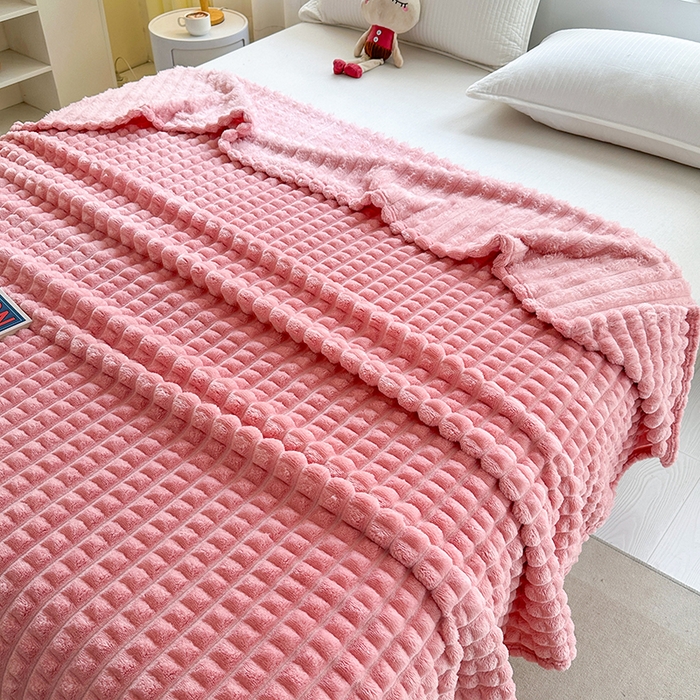 91家纺网 家纺一手货源 找家纺 栩裕纺织 2025春夏新款仿裘皮格子抽条毛毯-卷边款 玫瑰粉