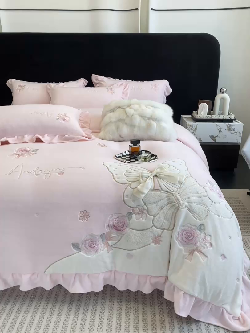 91家纺网 家纺一手货源 找家纺 绒棉世家 2025秋冬新款A类牛奶绒宝宝绒刺绣韩版系列-浪漫蝴蝶结 浪漫蝴蝶结-粉