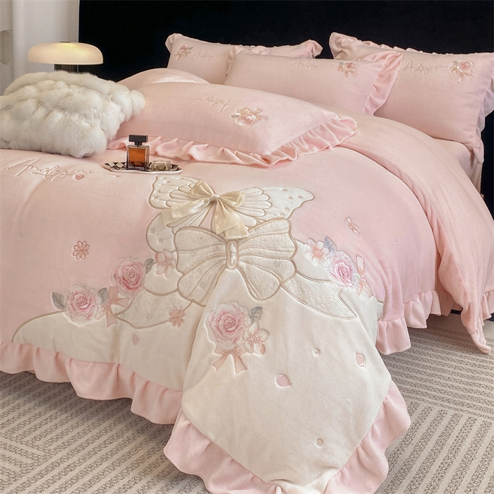 91家纺网 家纺一手货源 找家纺 绒棉世家 2025秋冬新款A类牛奶绒宝宝绒刺绣韩版系列-浪漫蝴蝶结 浪漫蝴蝶结-粉