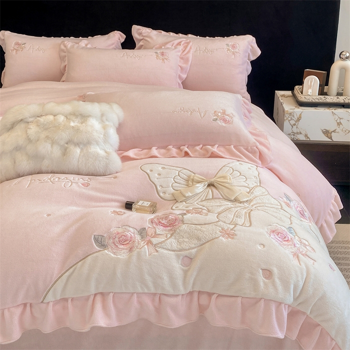 91家纺网 家纺一手货源 找家纺 绒棉世家 2025秋冬新款A类牛奶绒宝宝绒刺绣韩版系列-浪漫蝴蝶结 浪漫蝴蝶结-粉