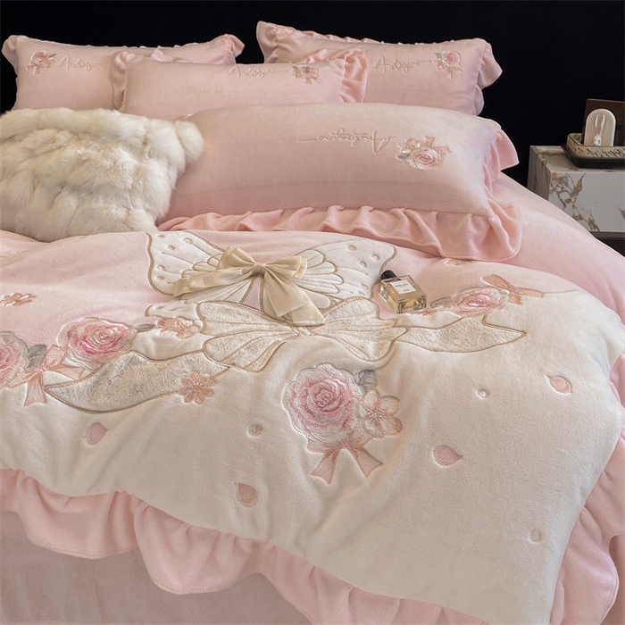 91家纺网 家纺一手货源 找家纺 绒棉世家 2025秋冬新款A类牛奶绒宝宝绒刺绣韩版系列-浪漫蝴蝶结 浪漫蝴蝶结-粉