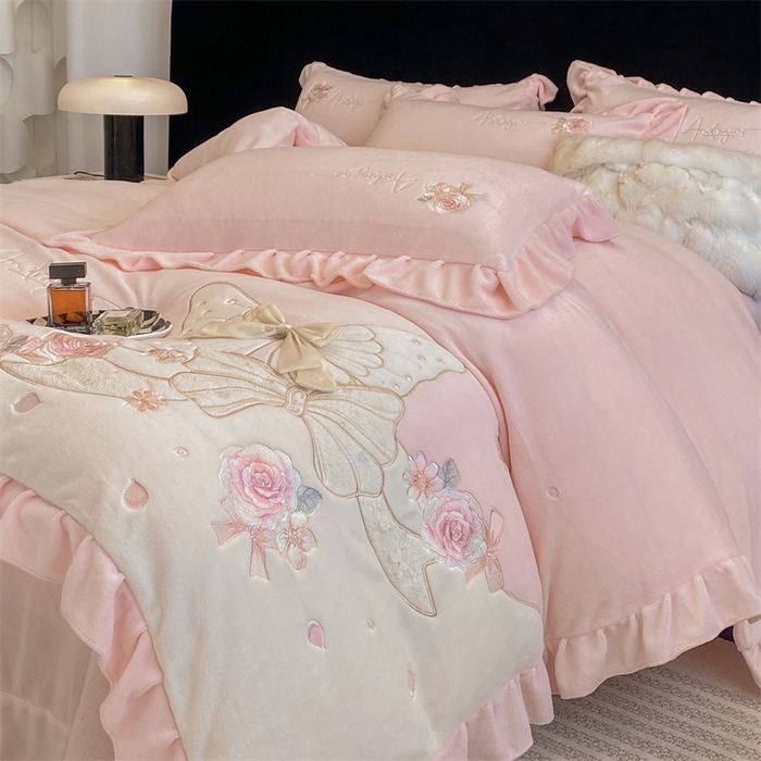 91家纺网 家纺一手货源 找家纺 绒棉世家 2025秋冬新款A类牛奶绒宝宝绒刺绣韩版系列-浪漫蝴蝶结 浪漫蝴蝶结-粉