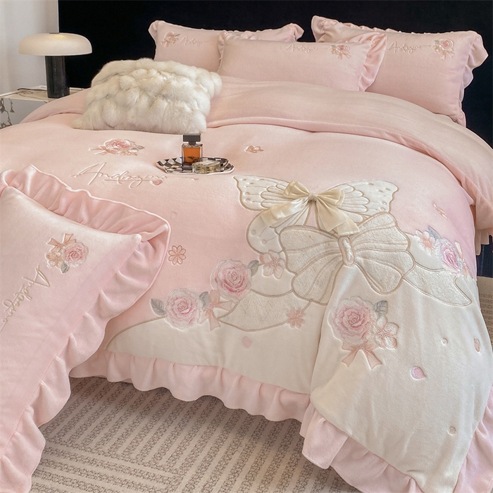 91家纺网 家纺一手货源 找家纺 绒棉世家 2025秋冬新款A类牛奶绒宝宝绒刺绣韩版系列-浪漫蝴蝶结 浪漫蝴蝶结-粉