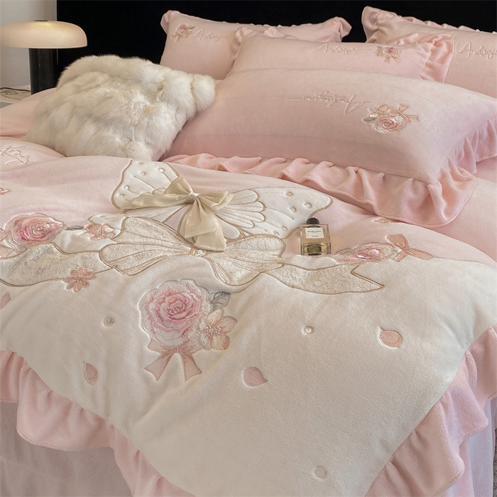 91家纺网 家纺一手货源 找家纺 绒棉世家 2025秋冬新款A类牛奶绒宝宝绒刺绣韩版系列-浪漫蝴蝶结 浪漫蝴蝶结-粉