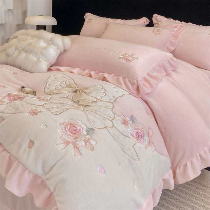 91家纺网 家纺一手货源 找家纺 绒棉世家 2025秋冬新款A类牛奶绒宝宝绒刺绣韩版系列-浪漫蝴蝶结 浪漫蝴蝶结-粉