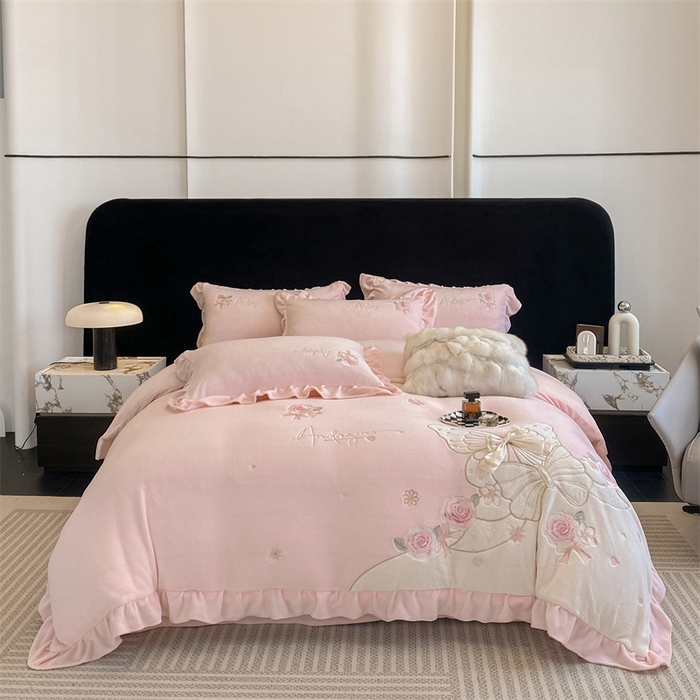 91家纺网 家纺一手货源 找家纺 绒棉世家 2025秋冬新款A类牛奶绒宝宝绒刺绣韩版系列-浪漫蝴蝶结 浪漫蝴蝶结-粉