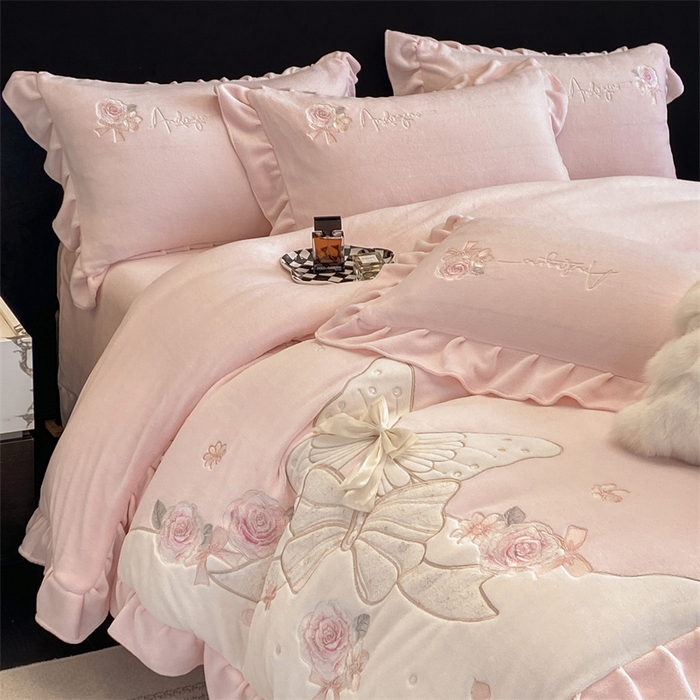 91家纺网 家纺一手货源 找家纺 绒棉世家 2025秋冬新款A类牛奶绒宝宝绒刺绣韩版系列-浪漫蝴蝶结 浪漫蝴蝶结-粉