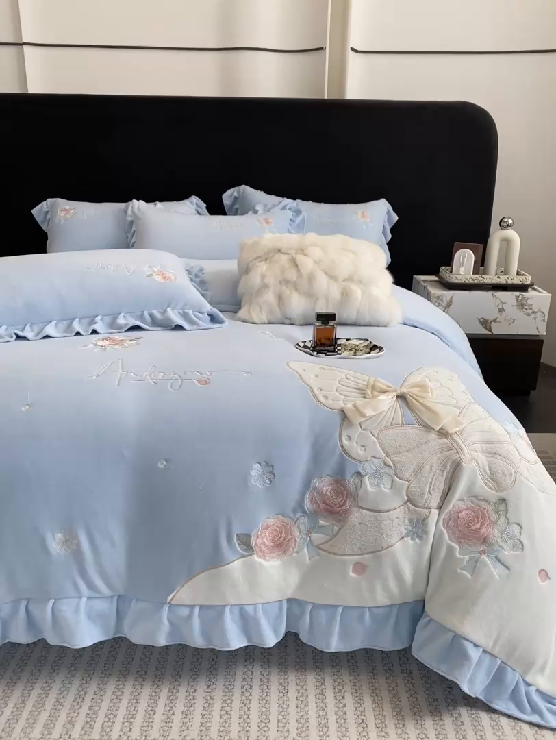 91家纺网 家纺一手货源 找家纺 绒棉世家 2025秋冬新款A类牛奶绒宝宝绒刺绣韩版系列-浪漫蝴蝶结 浪漫蝴蝶结-蓝