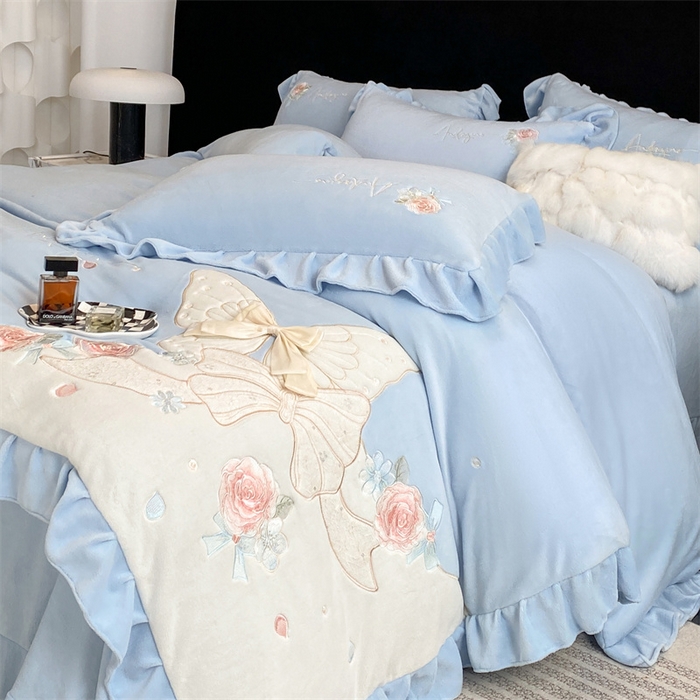 91家纺网 家纺一手货源 找家纺 绒棉世家 2025秋冬新款A类牛奶绒宝宝绒刺绣韩版系列-浪漫蝴蝶结 浪漫蝴蝶结-蓝