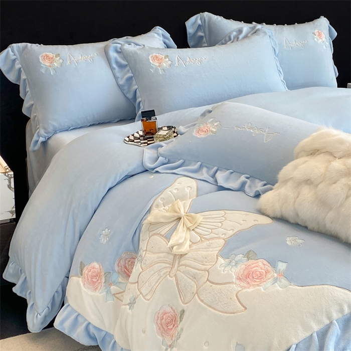 91家纺网 家纺一手货源 找家纺 绒棉世家 2025秋冬新款A类牛奶绒宝宝绒刺绣韩版系列-浪漫蝴蝶结 浪漫蝴蝶结-蓝