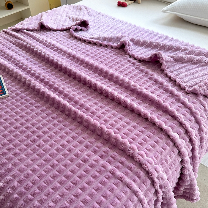 91家纺网 家纺一手货源 找家纺 栩裕纺织 2025春夏新款仿裘皮格子抽条毛毯-卷边款 魅力紫