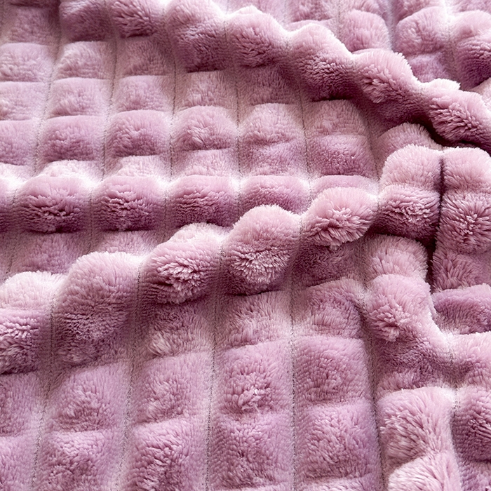 91家纺网 家纺一手货源 找家纺 栩裕纺织 2025春夏新款仿裘皮格子抽条毛毯-卷边款 魅力紫