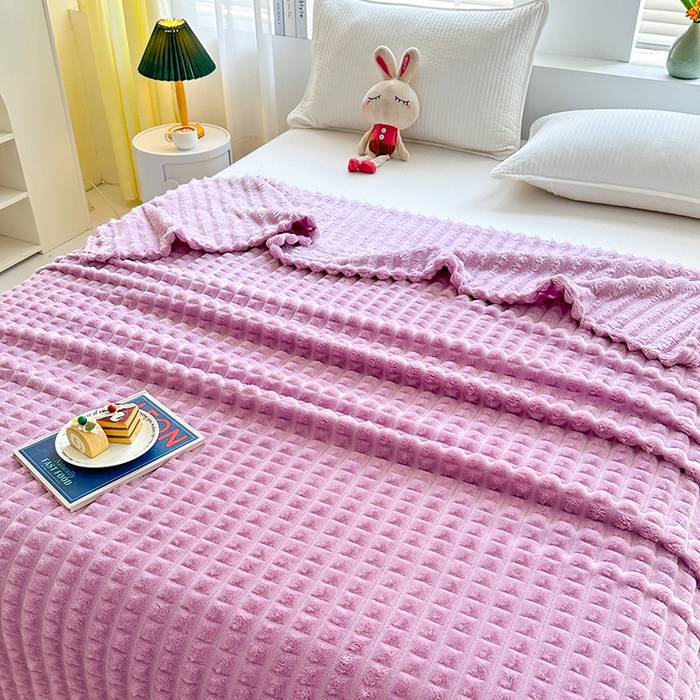 91家纺网 家纺一手货源 找家纺 栩裕纺织 2025春夏新款仿裘皮格子抽条毛毯-卷边款 魅力紫