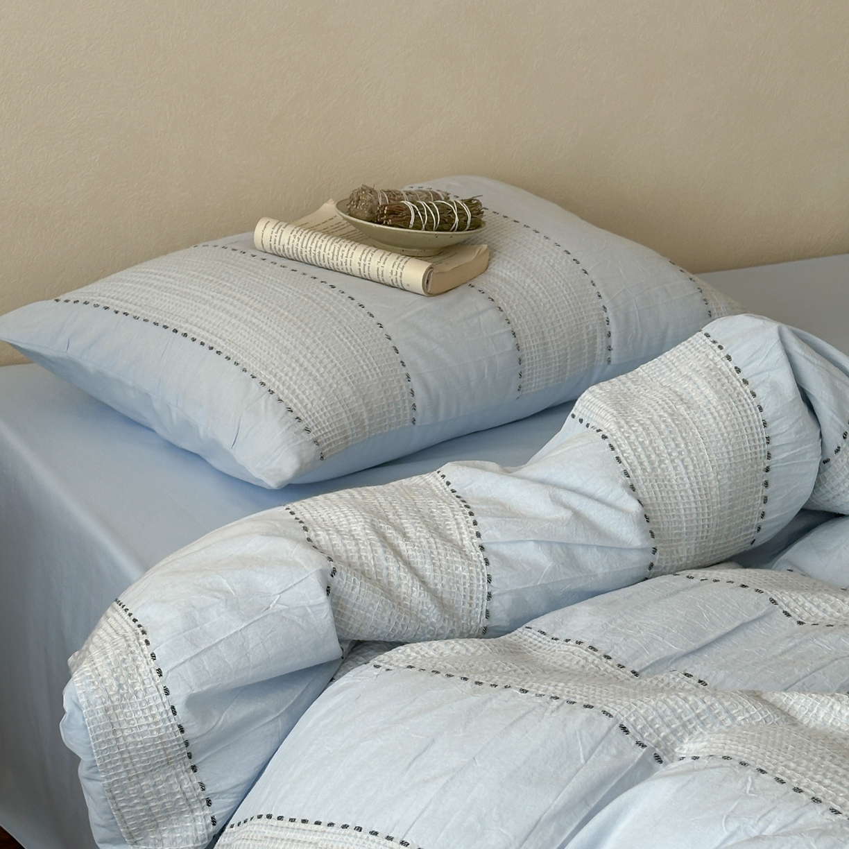 91家纺网 家纺一手货源 找家纺 云上 2025新款法式全棉纯棉串绳华夫格四件套 串绳-浅蓝