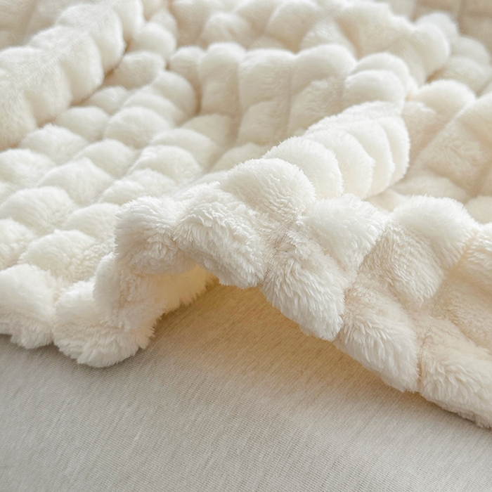 91家纺网 家纺一手货源 找家纺 栩裕纺织 2025春夏新款仿裘皮格子抽条毛毯-卷边款 米白