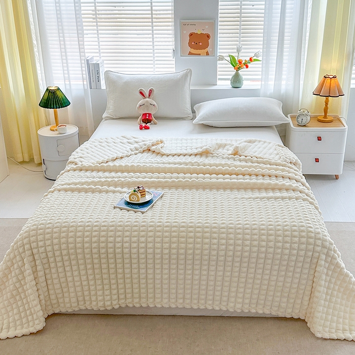 91家纺网 家纺一手货源 找家纺 栩裕纺织 2025春夏新款仿裘皮格子抽条毛毯-卷边款 米白