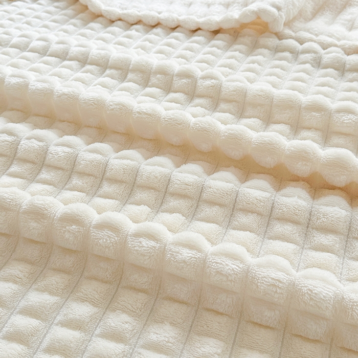 91家纺网 家纺一手货源 找家纺 栩裕纺织 2025春夏新款仿裘皮格子抽条毛毯-卷边款 米白