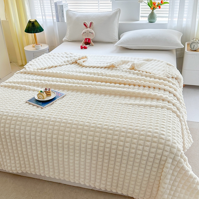 91家纺网 家纺一手货源 找家纺 栩裕纺织 2025春夏新款仿裘皮格子抽条毛毯-卷边款 米白