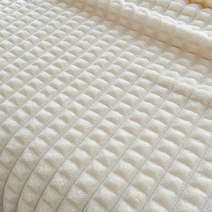 91家纺网 家纺一手货源 找家纺 栩裕纺织 2025春夏新款仿裘皮格子抽条毛毯-卷边款 米白