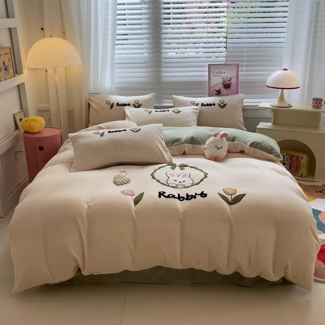 91家纺网 家纺一手货源 找家纺 丽涵家纺 2025秋冬新款全工艺牛奶绒大版毛巾绣四件套 可爱兔-奶白