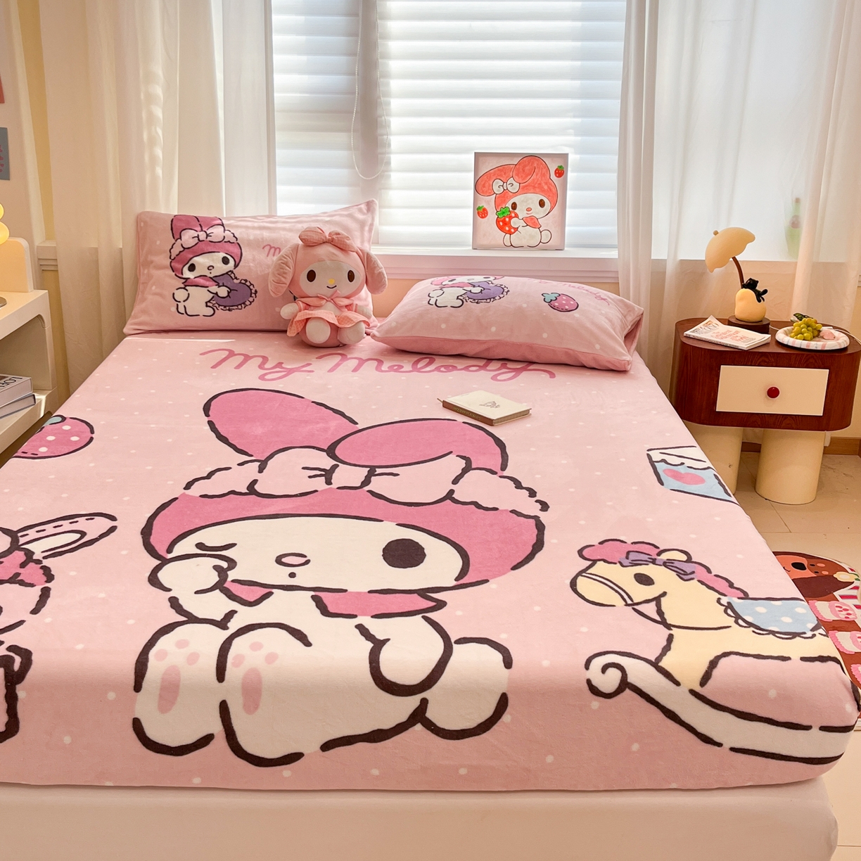 91家纺网 家纺一手货源 找家纺 金爱家 2025新款大版三丽鸥高克重牛奶绒保暖床笠 绒单品-木马美乐蒂