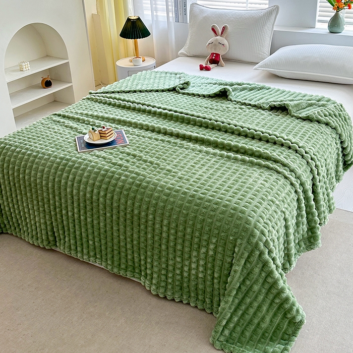 91家纺网 家纺一手货源 找家纺 栩裕纺织 2025春夏新款仿裘皮格子抽条毛毯-卷边款 抹茶绿