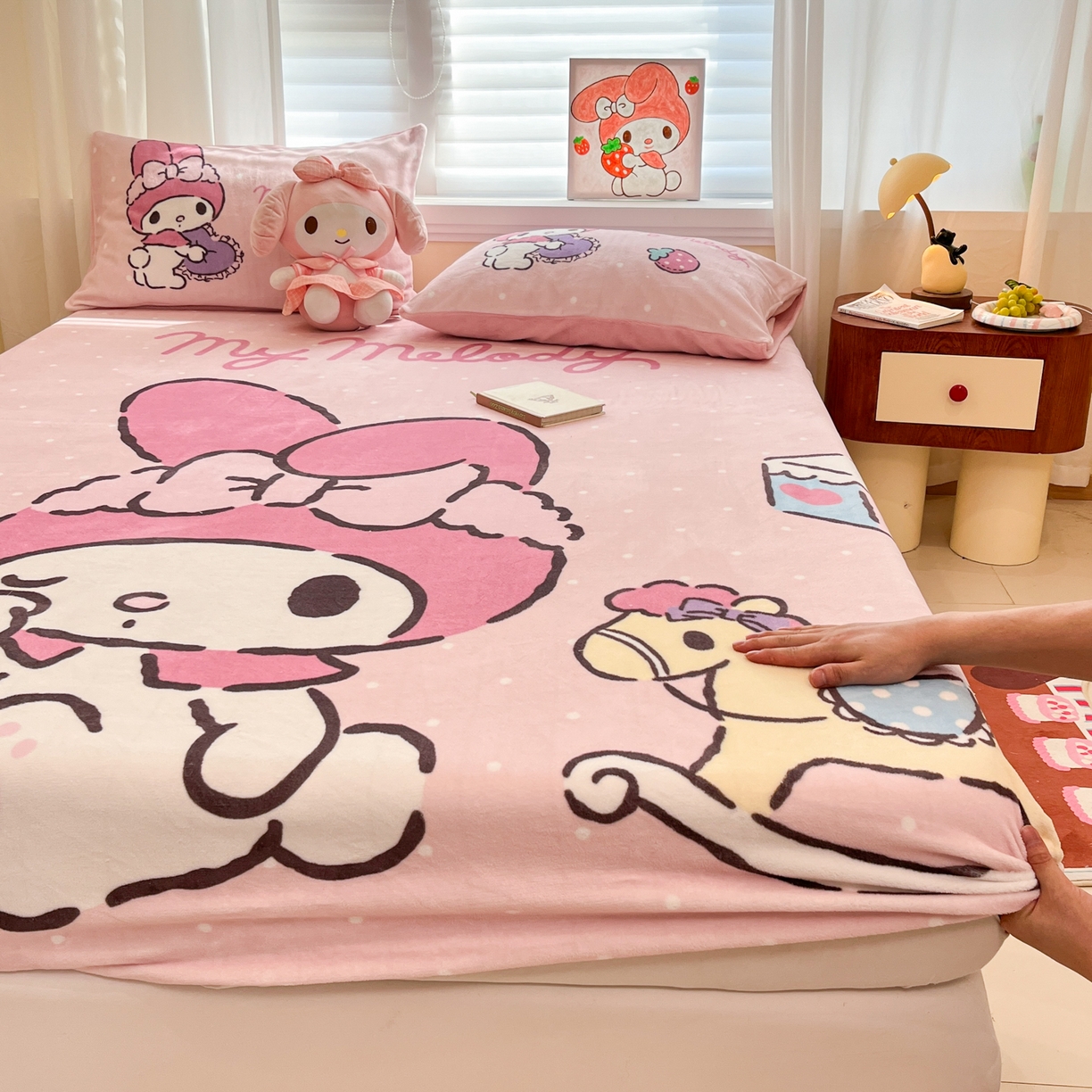 91家纺网 家纺一手货源 找家纺 金爱家 2025新款大版三丽鸥高克重牛奶绒保暖床笠 绒单品-木马美乐蒂