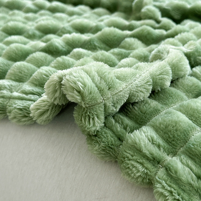 91家纺网 家纺一手货源 找家纺 栩裕纺织 2025春夏新款仿裘皮格子抽条毛毯-卷边款 抹茶绿