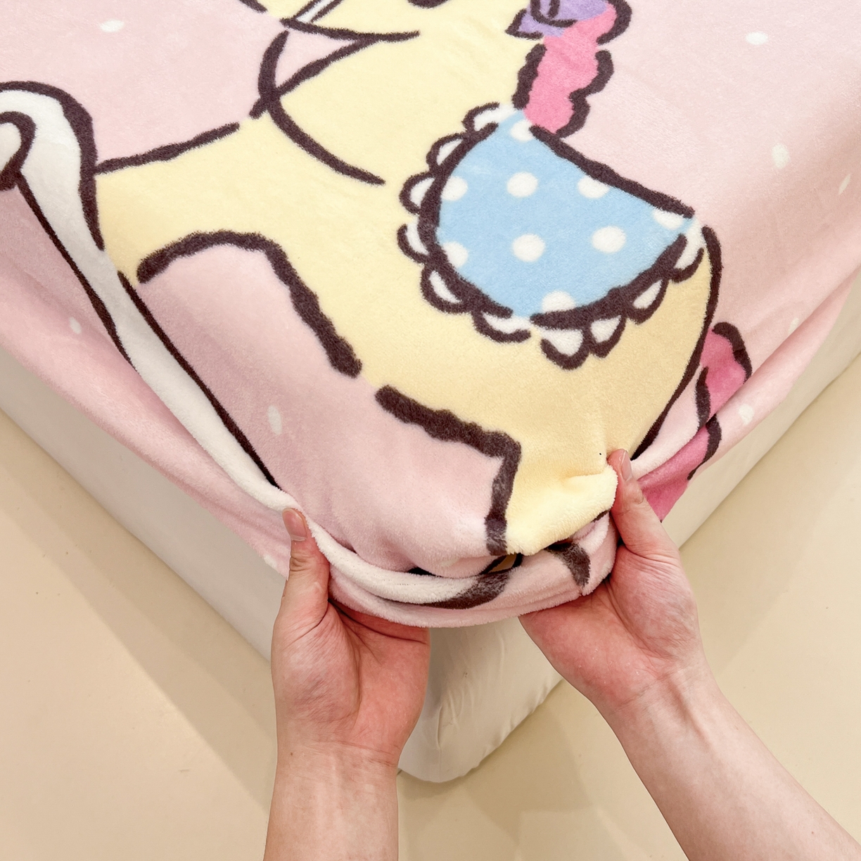 91家纺网 家纺一手货源 找家纺 金爱家 2025新款大版三丽鸥高克重牛奶绒保暖床笠 绒单品-木马美乐蒂