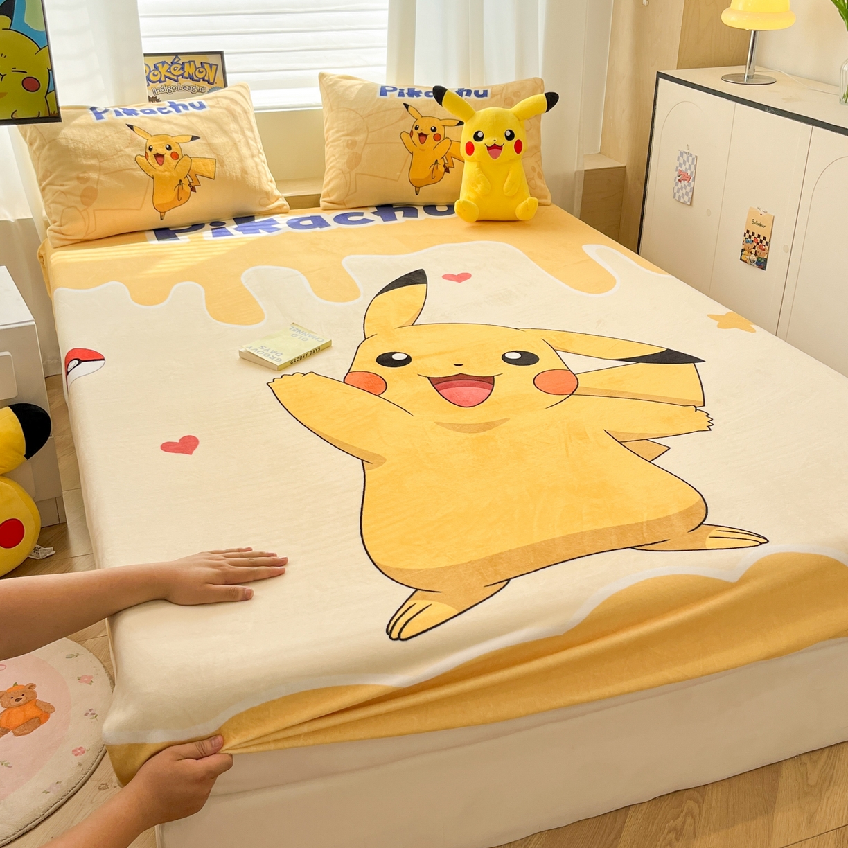 91家纺网 家纺一手货源 找家纺 暮思家居 2025新款正版授权宝可梦大版牛奶绒数码印花单品床笠单件床笠(带标价格） 绒A版-可爱皮卡丘