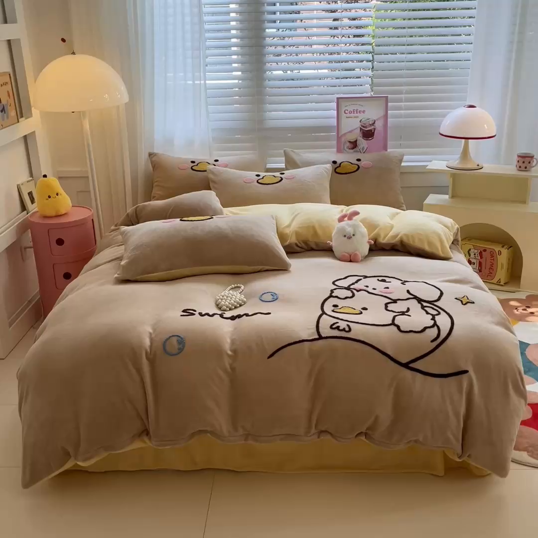 91家纺网 家纺一手货源 找家纺 丽涵家纺 2025秋冬新款全工艺牛奶绒大版毛巾绣四件套 小狗摇摇乐-卡其