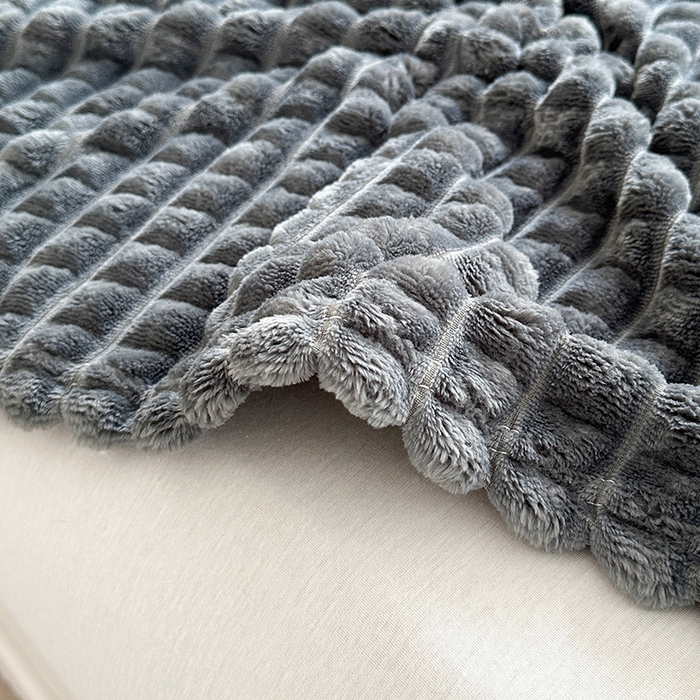 91家纺网 家纺一手货源 找家纺 栩裕纺织 2025春夏新款仿裘皮格子抽条毛毯-卷边款 深灰