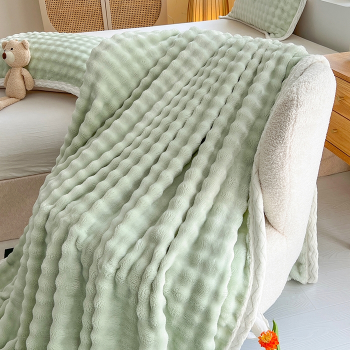 91家纺网 家纺一手货源 找家纺 栩裕纺织 2025新款简约仿兔毛泡泡绒毛毯系列-包边款 茶绿