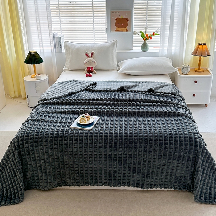 91家纺网 家纺一手货源 找家纺 栩裕纺织 2025春夏新款仿裘皮格子抽条毛毯-卷边款 深灰