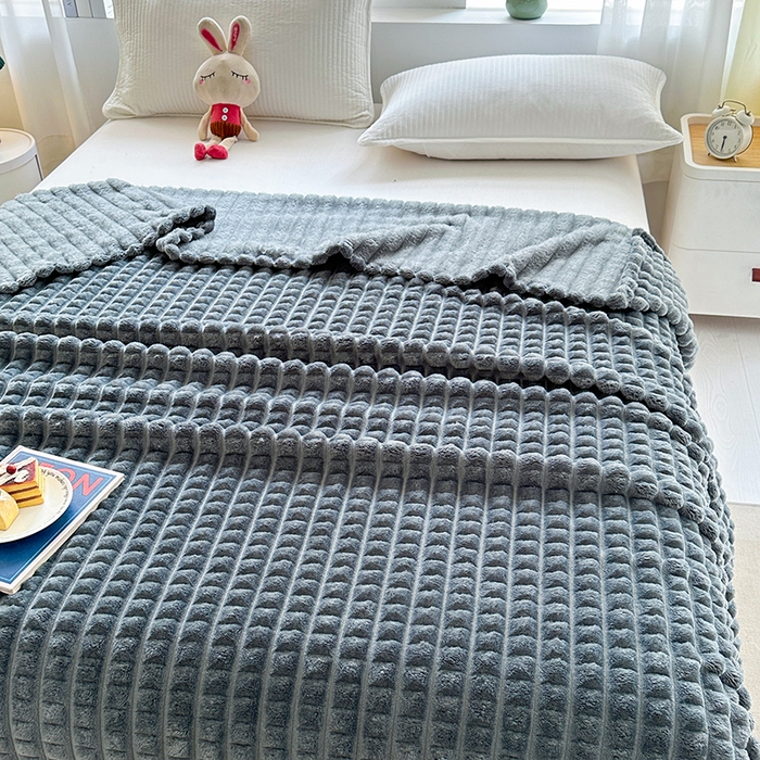 91家纺网 家纺一手货源 找家纺 栩裕纺织 2025春夏新款仿裘皮格子抽条毛毯-卷边款 深灰