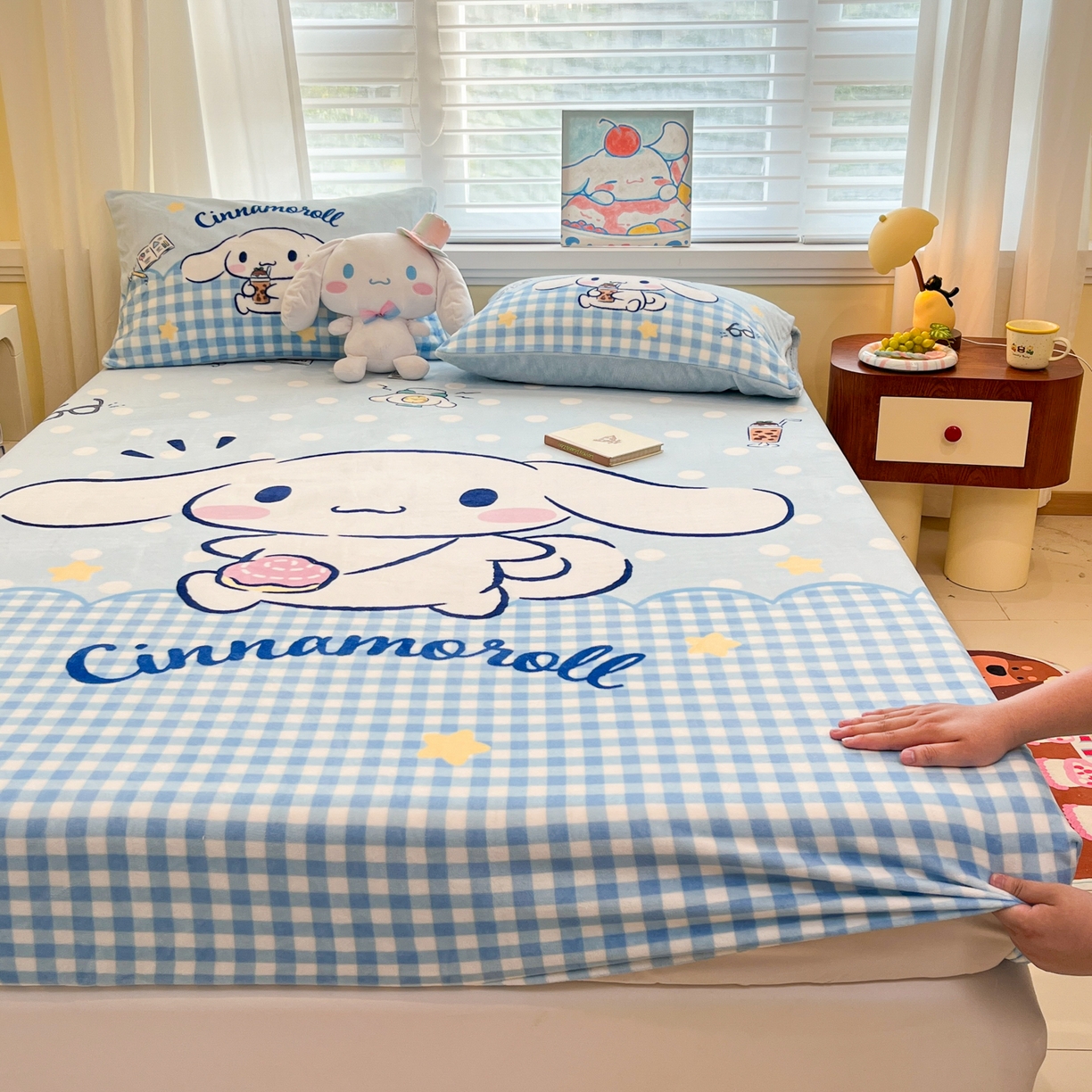 91家纺网 家纺一手货源 找家纺 金爱家 2025新款大版三丽鸥高克重牛奶绒保暖床笠 绒单品-奶芙玉桂狗