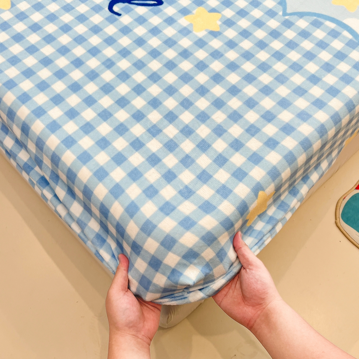 91家纺网 家纺一手货源 找家纺 金爱家 2025新款大版三丽鸥高克重牛奶绒保暖床笠 绒单品-奶芙玉桂狗