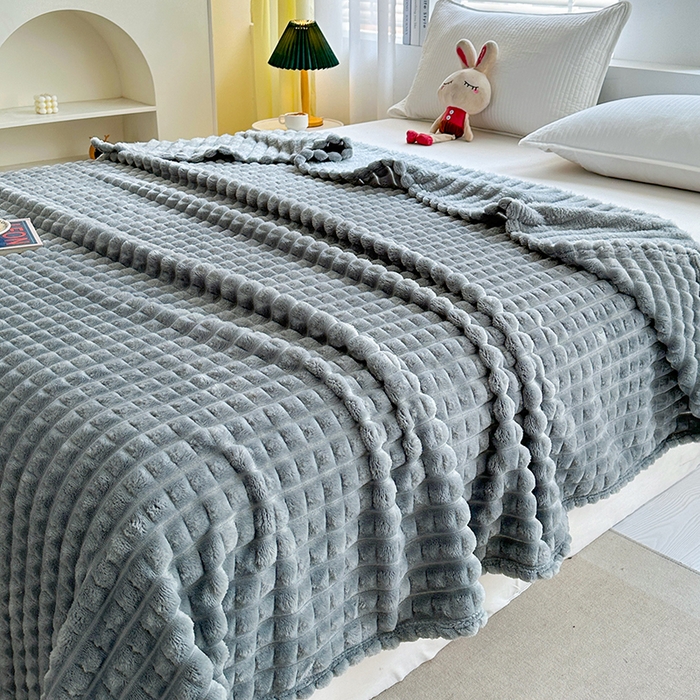 91家纺网 家纺一手货源 找家纺 栩裕纺织 2025春夏新款仿裘皮格子抽条毛毯-卷边款 银灰