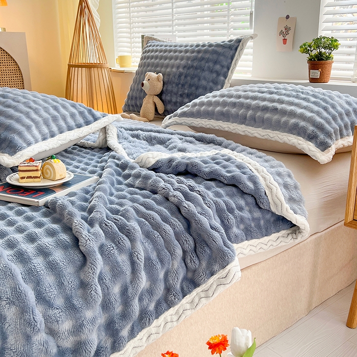 91家纺网 家纺一手货源 找家纺 栩裕纺织 2025新款简约仿兔毛泡泡绒毛毯系列-包边款 湖蓝