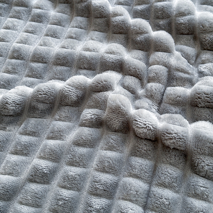 91家纺网 家纺一手货源 找家纺 栩裕纺织 2025春夏新款仿裘皮格子抽条毛毯-卷边款 银灰