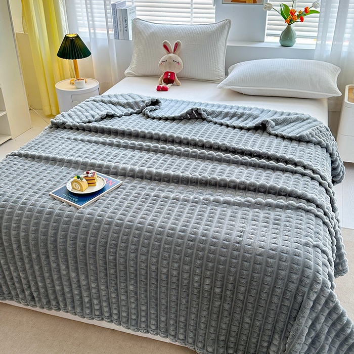 91家纺网 家纺一手货源 找家纺 栩裕纺织 2025春夏新款仿裘皮格子抽条毛毯-卷边款 银灰