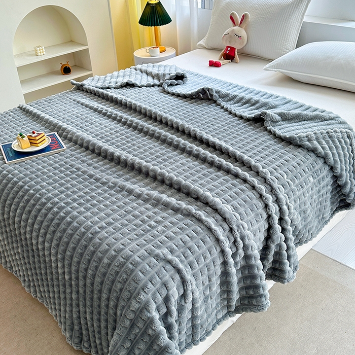 91家纺网 家纺一手货源 找家纺 栩裕纺织 2025春夏新款仿裘皮格子抽条毛毯-卷边款 银灰