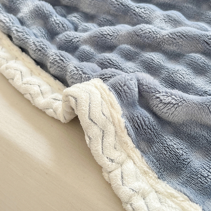 91家纺网 家纺一手货源 找家纺 栩裕纺织 2025新款简约仿兔毛泡泡绒毛毯系列-包边款 湖蓝