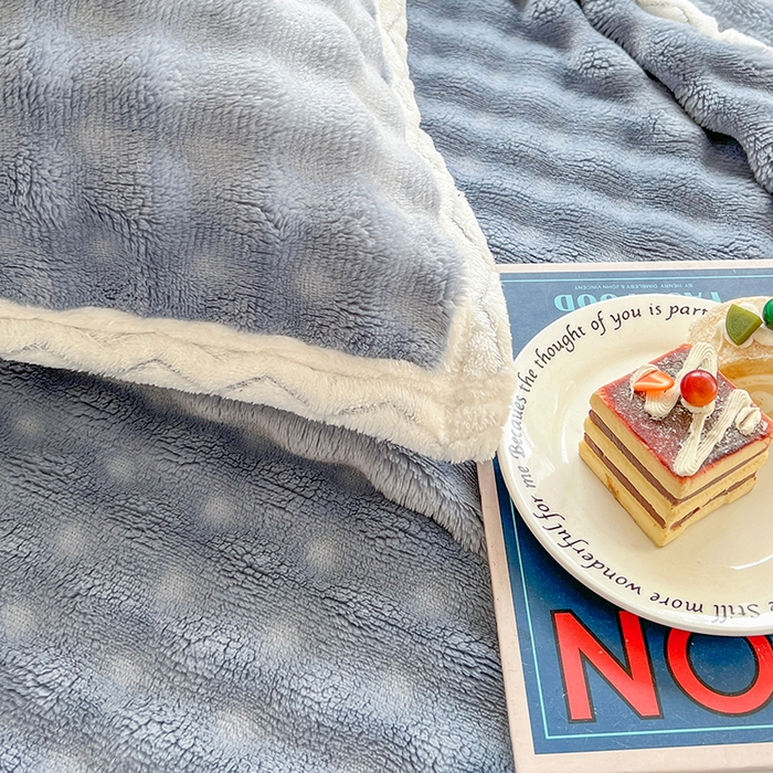 91家纺网 家纺一手货源 找家纺 栩裕纺织 2025新款简约仿兔毛泡泡绒毛毯系列-包边款 湖蓝