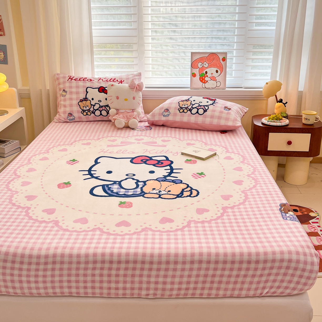 91家纺网 家纺一手货源 找家纺 金爱家 2025新款大版三丽鸥高克重牛奶绒保暖床笠 绒单品-奶油kt