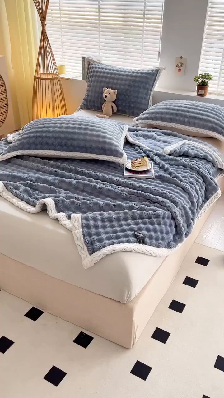 91家纺网 家纺一手货源 找家纺 栩裕纺织 2025新款简约仿兔毛泡泡绒毛毯系列-包边款 湖蓝